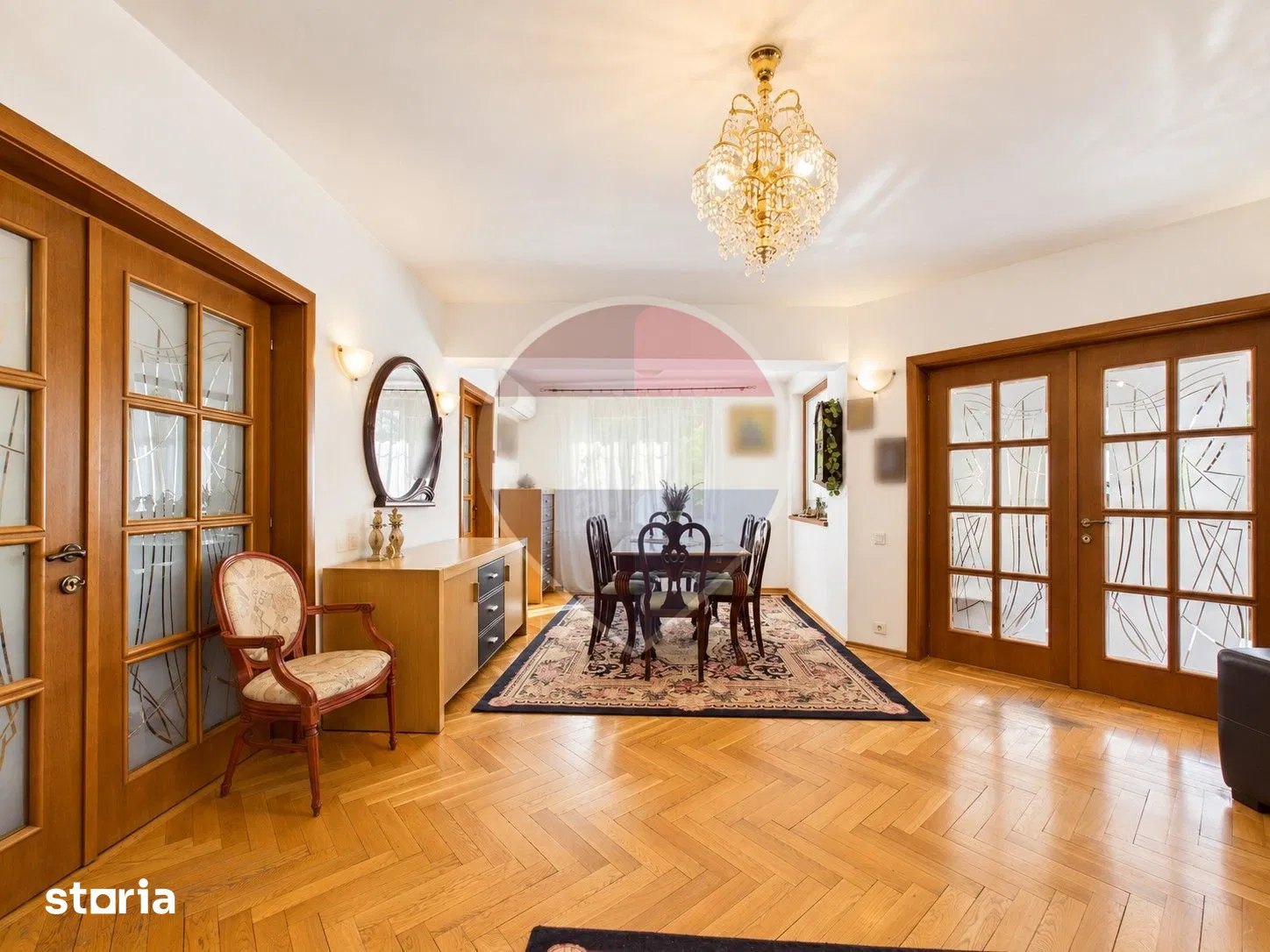 Spațiul de dining cu parchet și mobilier din lemn