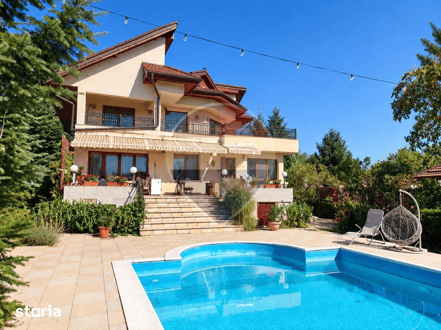 Fațada Vilei Pasărea, terasa și piscina în aer liber